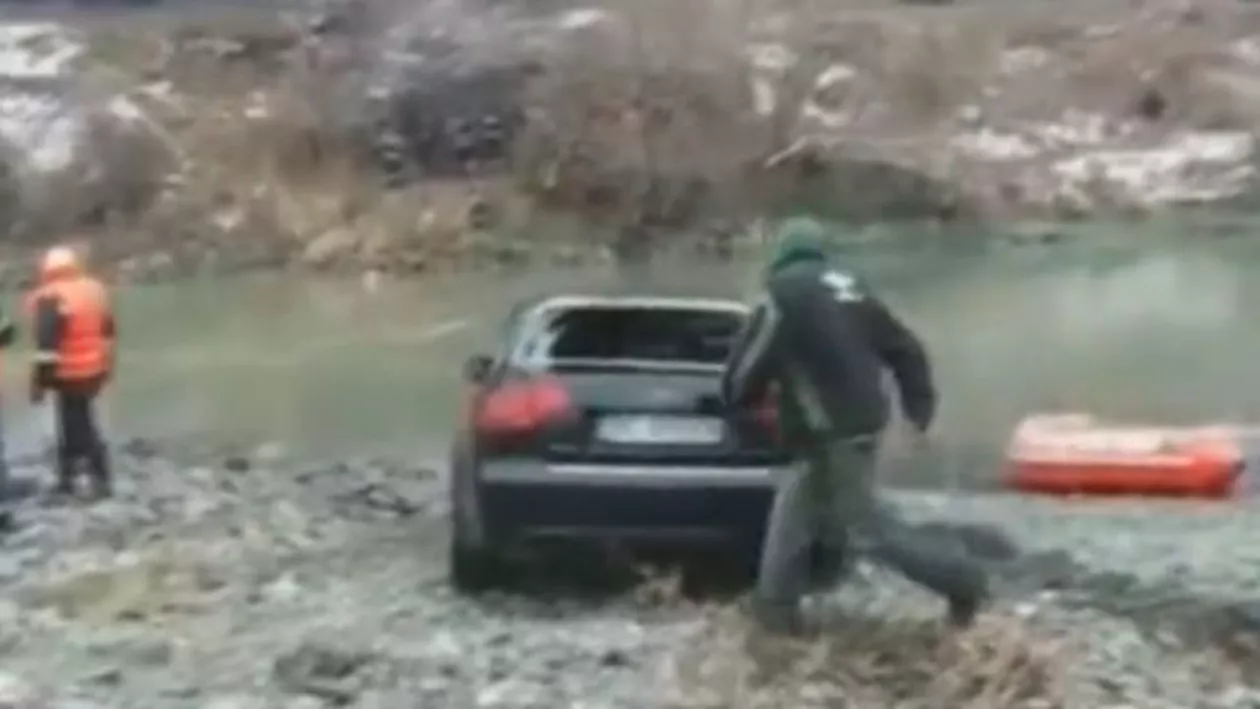 Vâlcea: O maşină cu trei persoane a căzut în râul Olt (VIDEO)
