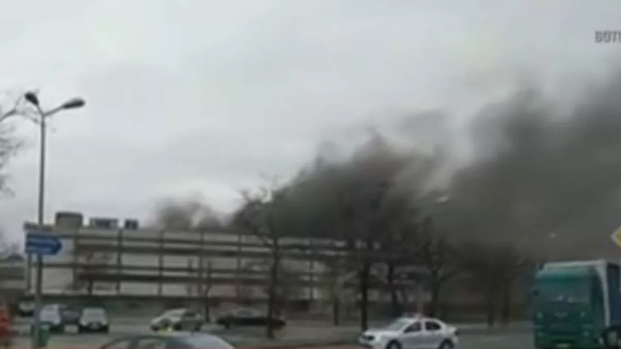 Oradea: Incendiu puternic la un depozit cu cauciuri şi materiale plastice (VIDEO)