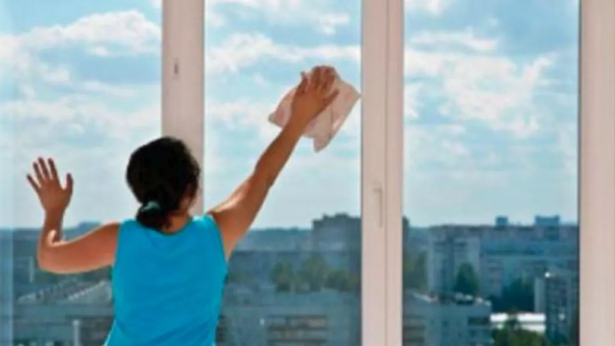 Teleorman: O femeie a căzut de la etajul 2 în timp ce spăla geamurile pe exterior