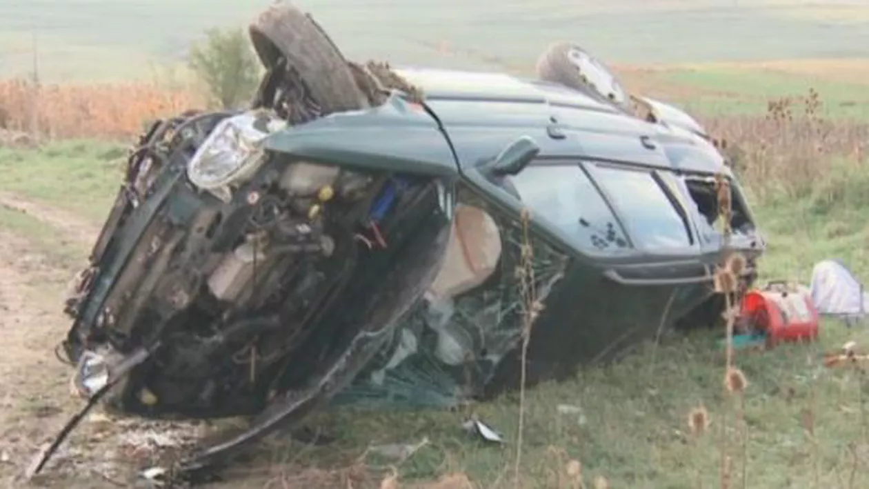 Botoșani: O șoferiță s-a răsturnat cu mașina în linie dreaptă