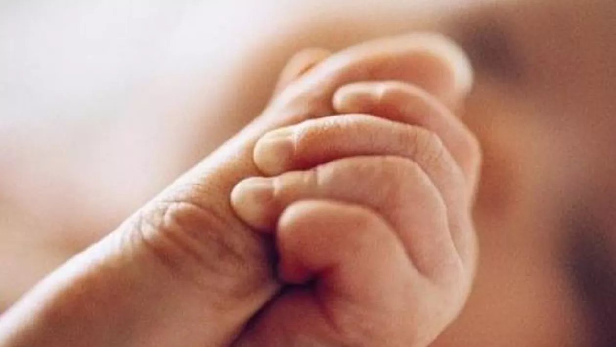 Rusia: Un bebeluș seropozitiv a murit după ce mama sa a refuzat tratamentul