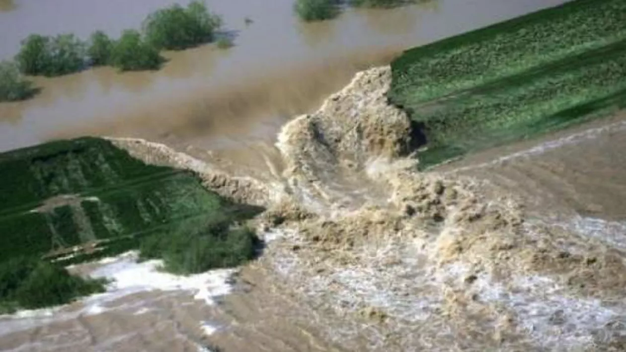 Situaţie DRAMATICĂ în TELEORMAN: Autorităţile au decis deversarea controlată a lacului Suhaia! RISC ridicat de ruperea a DIGULUI (VIDEO)