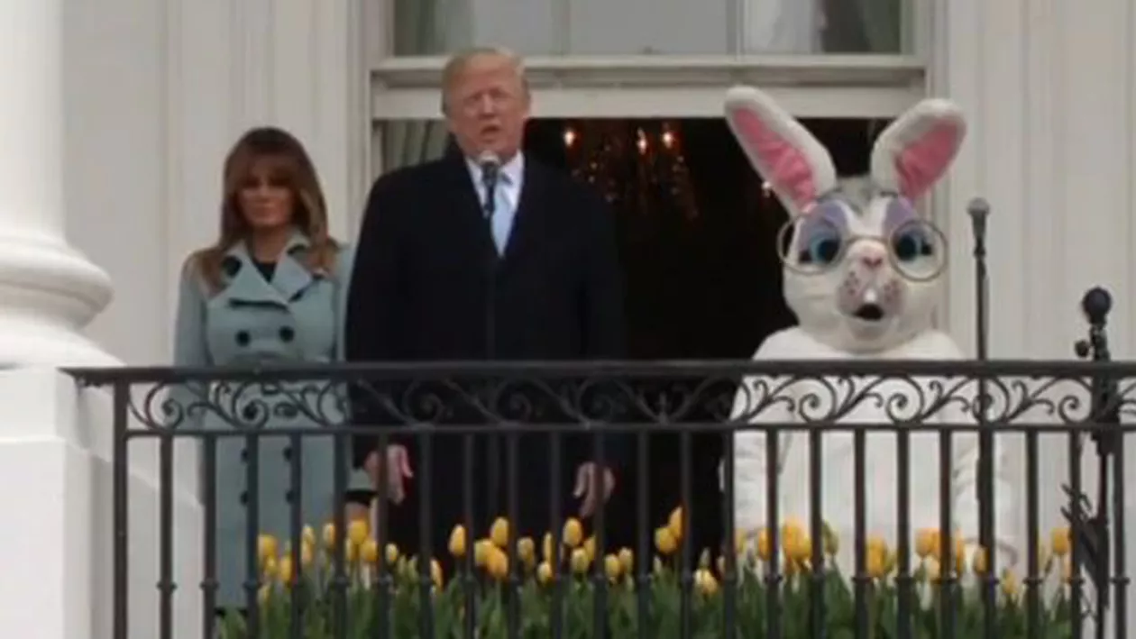 Donald Trump și un iepure puțin șocat au deschis celebra Cursă cu ouă de Paște de la Casa Albă (VIDEO)
