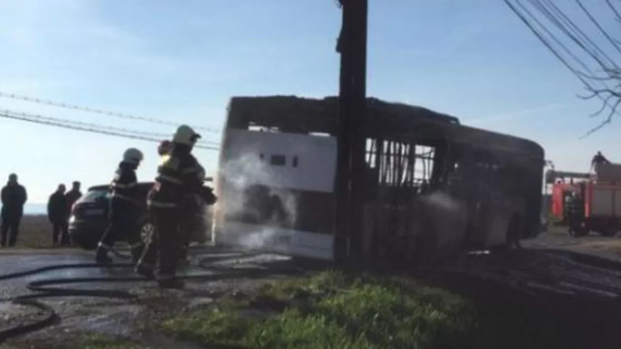 Satu Mare: Un autobuz plin cu pasageri a luat foc