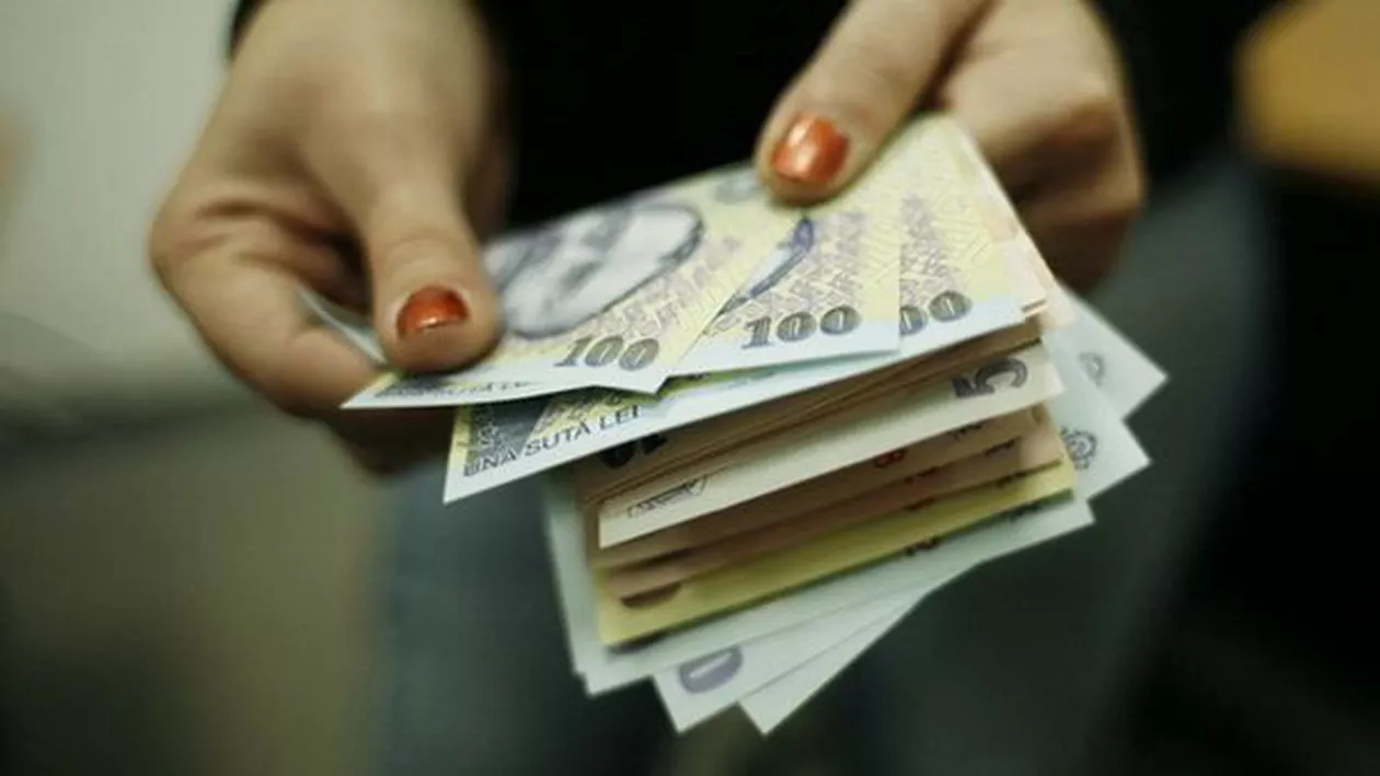 Se dau sau nu SALARIILE și PENSIILE înainte de Paște? Ce spun autoritățile... Vor avea românii BANI de miel, cozonac și drob?