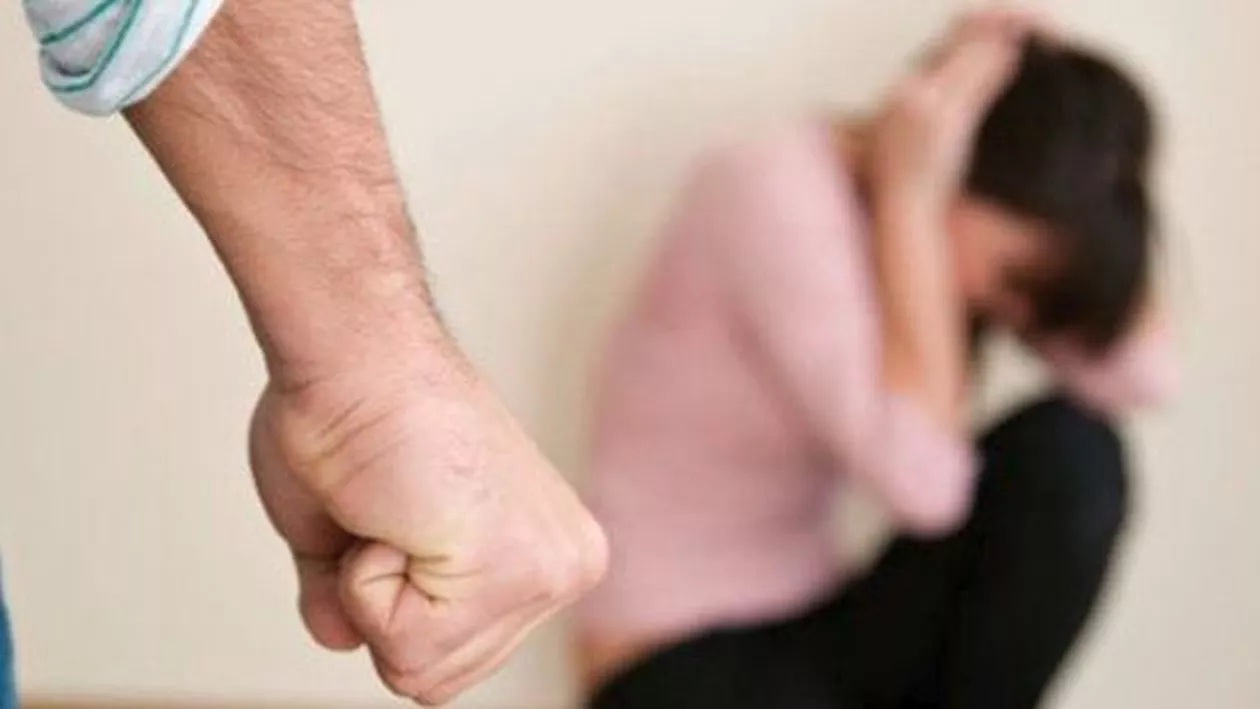 Vrancea: O tânără de 18 ani a fost bătută de iubitul de 30 de ani, până a intrat în comă