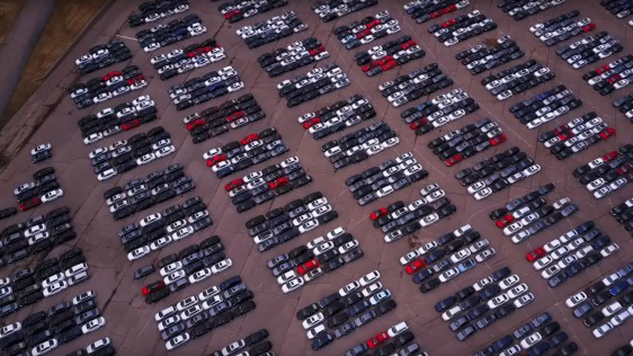 VOLKSWAGEN, imaginile DEZASTRULUI: Parcul auto IMENS cu 350.000 de mașini SCOASE DIN UZ după scandalul DIESELGATE (VIDEO)