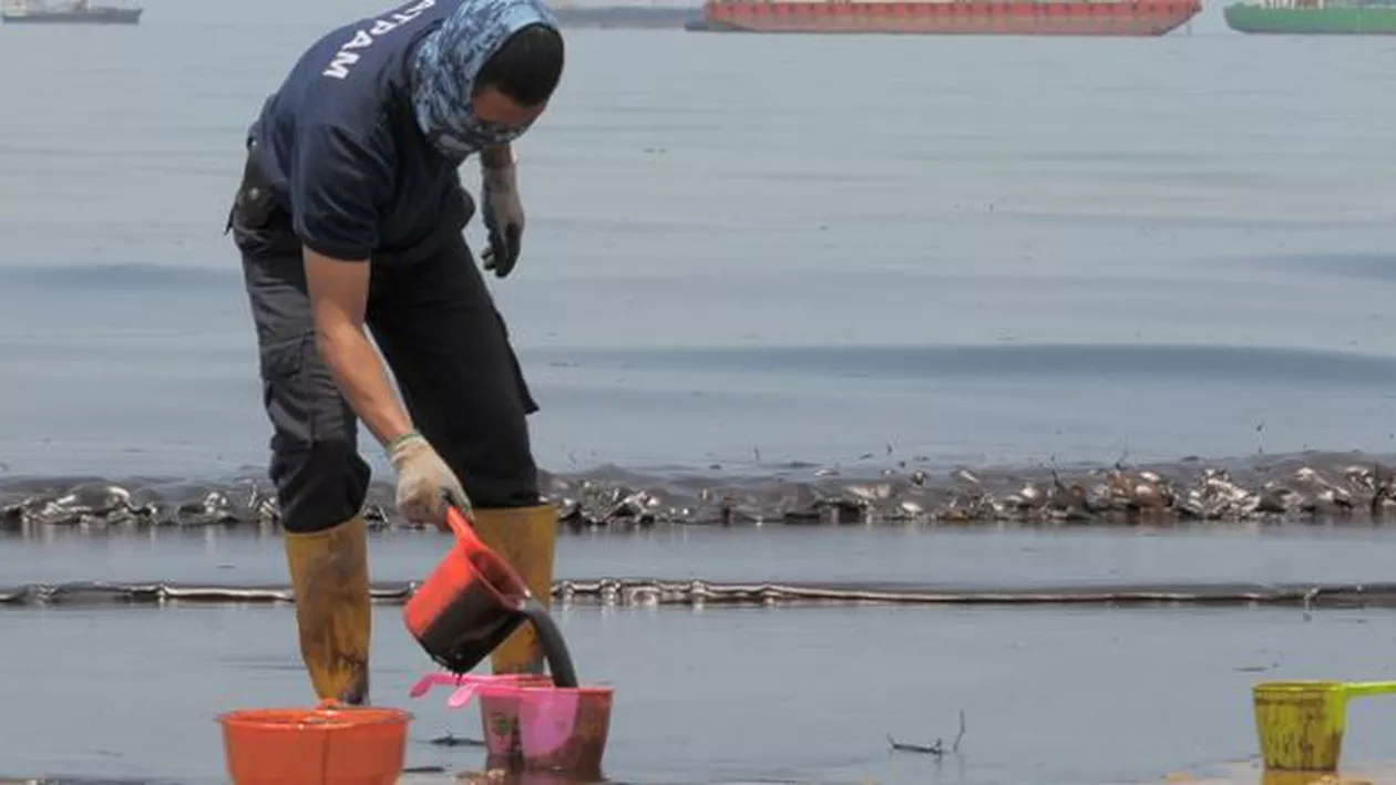CATASTROFĂ ECOLOGICĂ: Deversări imense de petrol amenință locuitorii unei insule tropicale