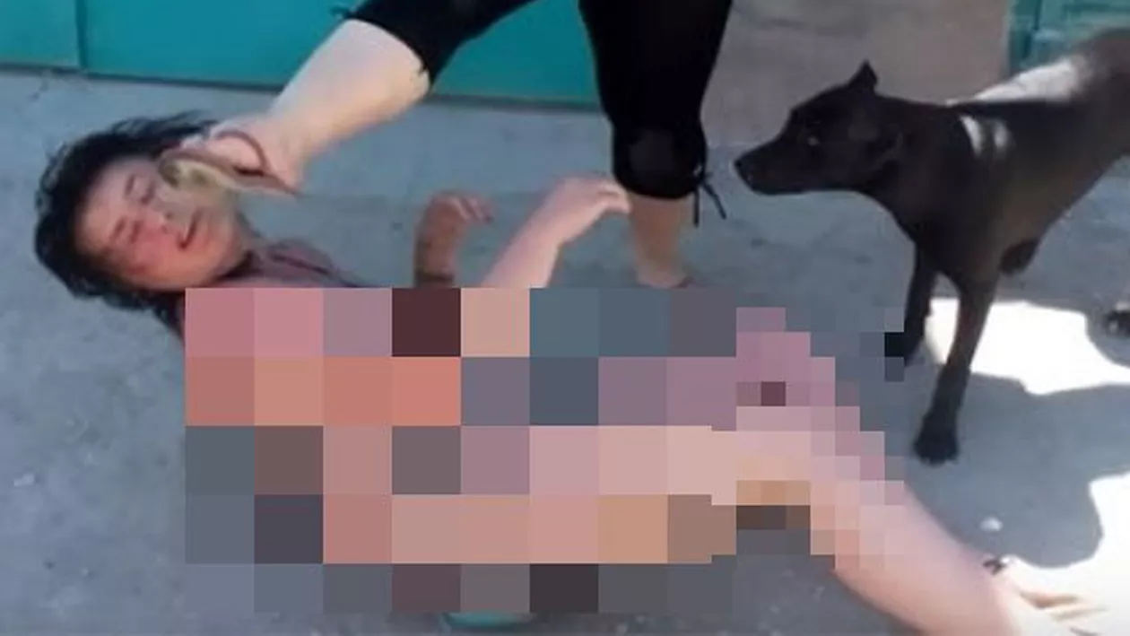 Imagini şocante! A făcut amor cu un bărbat ÎNSURAT, dar e prinsă de soţie! Amanta, bătută şi DEZBRĂCATĂ pe stradă! A făcut-o de râs în tot satul! (FOTO)