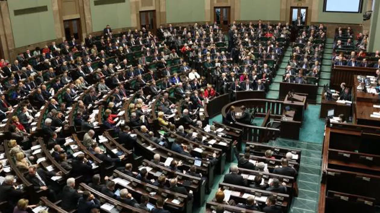 AUSTERITATE pentru politicienii din Polonia: Salariile miniștrilor, TĂIATE DRASTIC