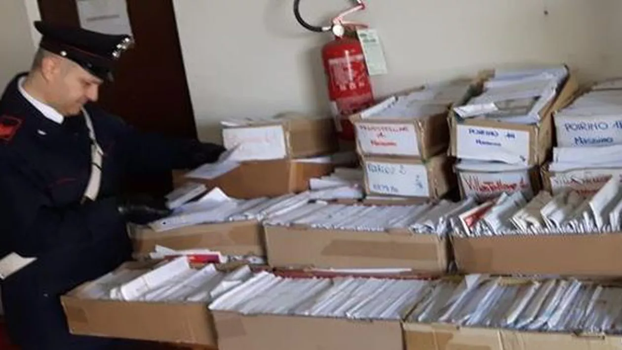 Un poştaş supărat nu a mai livrat 400 de kilograme de scrisori. Plicurile, găsite la el acasă