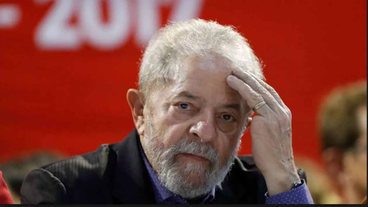 Brazilia: Fostul preşedinte Luiz Inacio Lula da Silva s-a predat poliţie pentru a începe executarea pedepsei de 12 ani de închisoare pentru corupţie