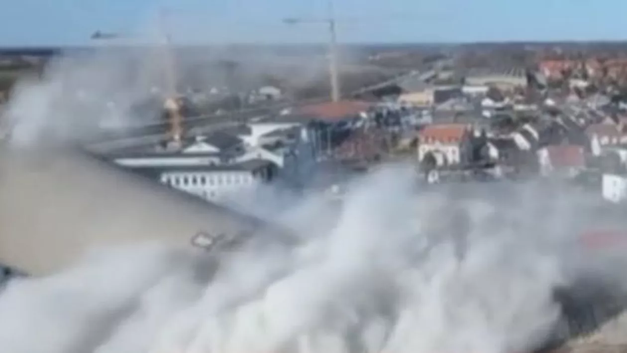 Danemarca: O explozie controlată s-a finalizat greşit. Un siloz de 53 de metro a căzut peste un centrul cultural (VIDEO)