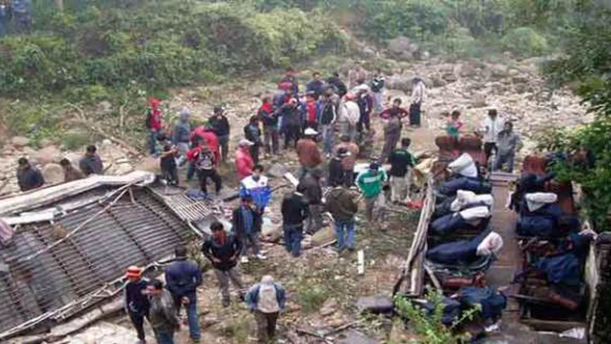 TRAGEDIE în India: Cel puţin 27 de copii AU MURIT după ce un autobuz şcolar a căzut într-o PRĂPASTIE (VIDEO)