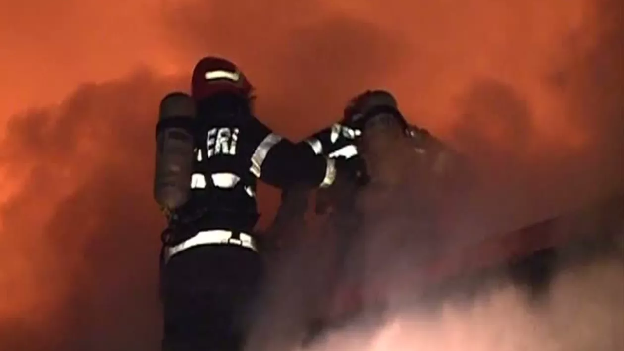 INCENDIU PUTERNIC în Capitală! Cinci case, CUPRINSE DE FLĂCĂRI! BILANȚUL VICTIMELOR