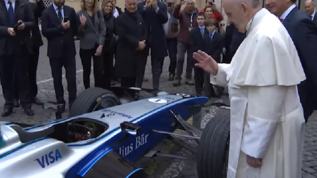 Papa Francisc a SFINȚIT o mașină electrică de CURSE şi urmează să... (VIDEO)