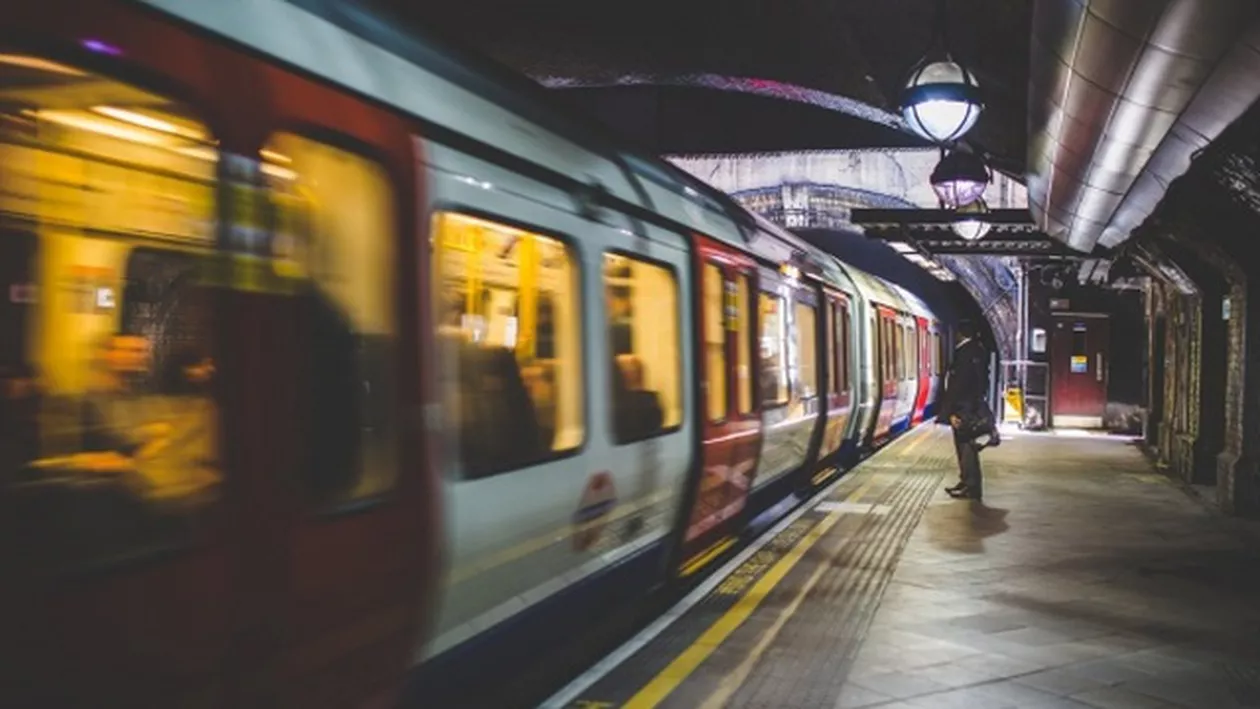 ALERTĂ LA METROU în Germania: Și-a ÎNJUNGHIAT soția și COPILUL în văzul lumii! Circulația TRENURILOR este BLOCATĂ