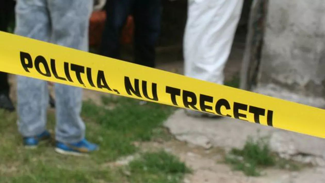 Olt: Un bărbat şi-a omorât mama, a dat foc locuinței, apoi a rănit grav o vecină