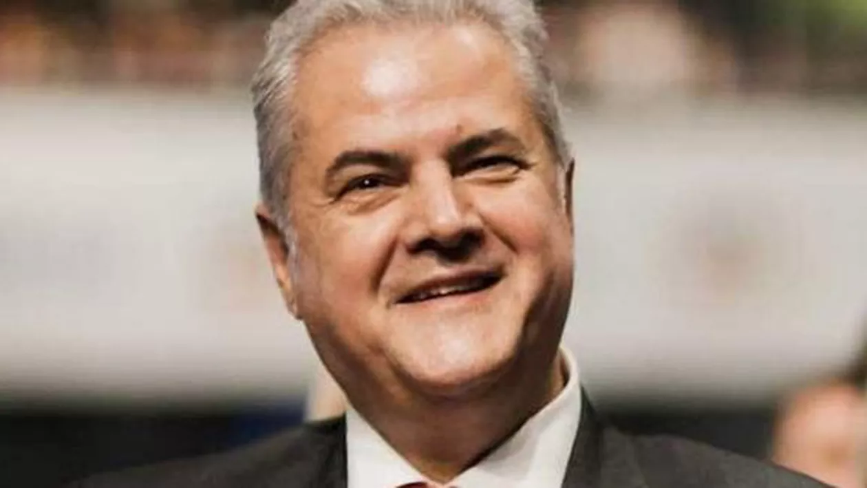Adrian Năstase: Gușterii înghit orice. Votează în turmă cu lanternele telefoanelor / În Siria, spectacolul a fost jenant