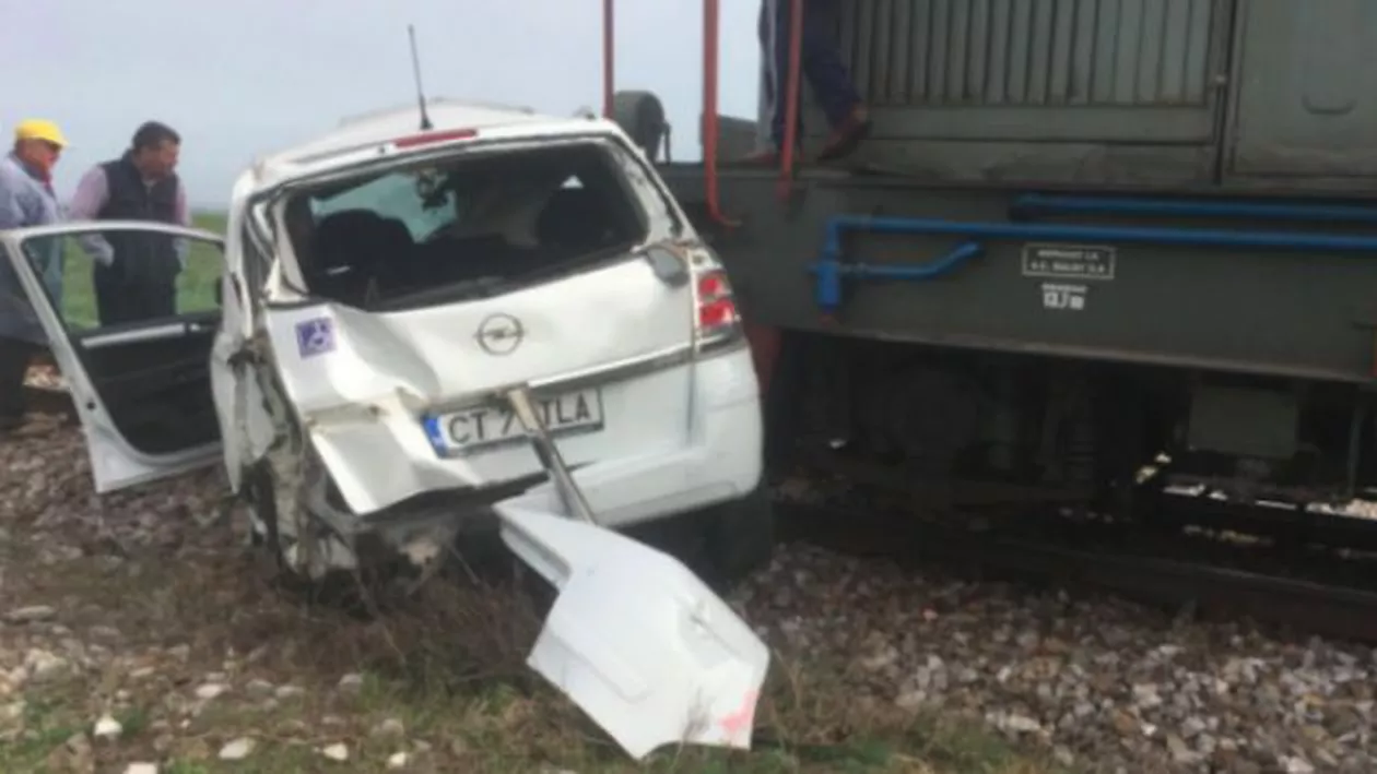 Constanța: O mașină a fost spulberată de tren. Șoferița a fost grav rănită