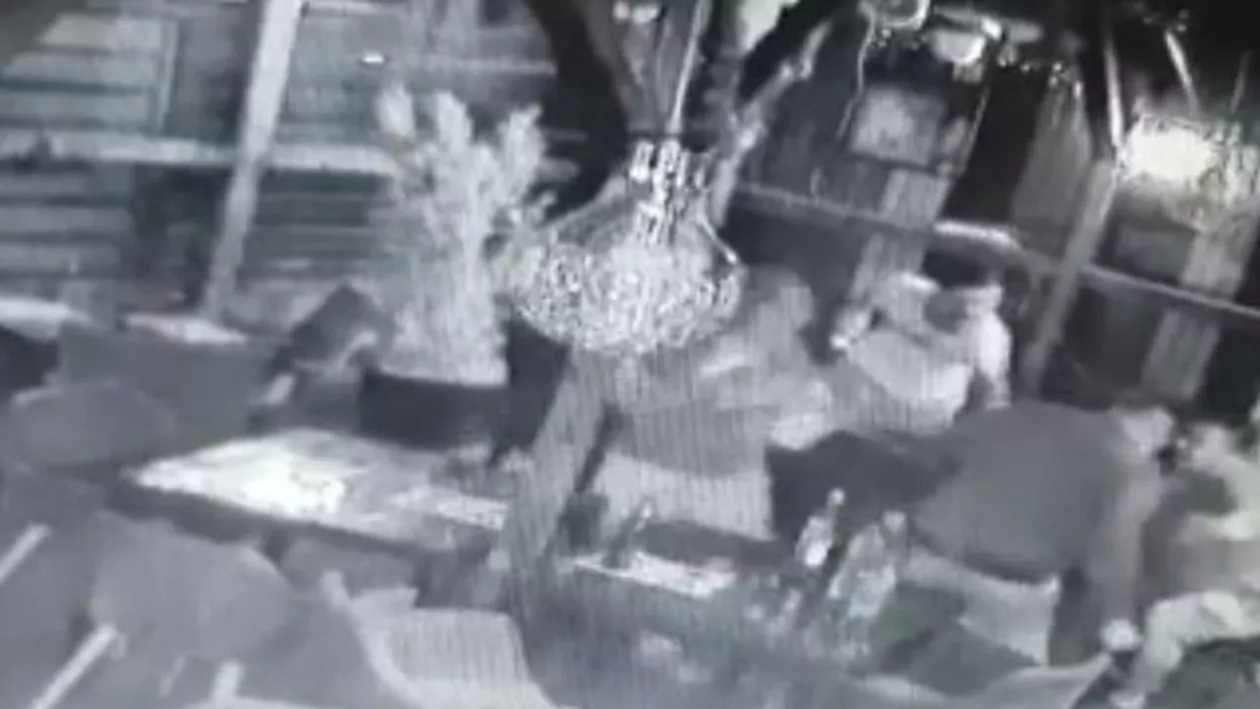 București: Un polițist a fost SNOPIT în bătaie într-un bar din cartier (VIDEO)