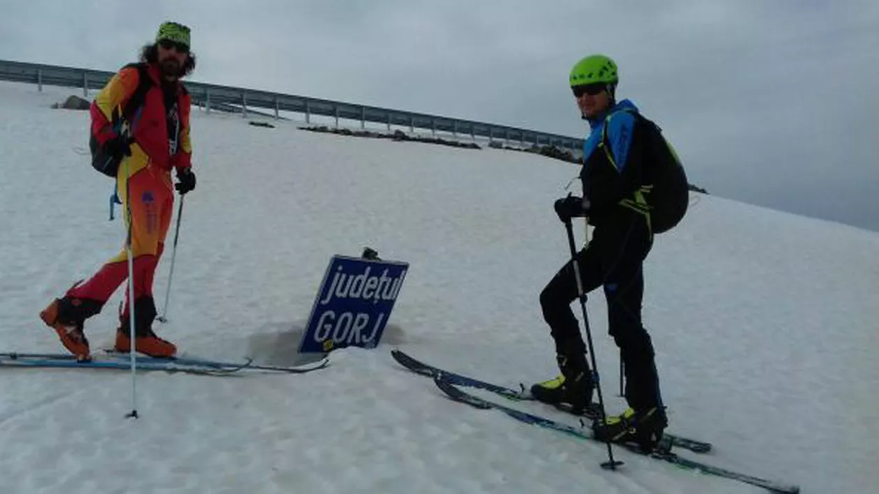 Gorj: Zăpadă de 3 metri pe Transalpina la mijlocul lui aprilie (FOTO)