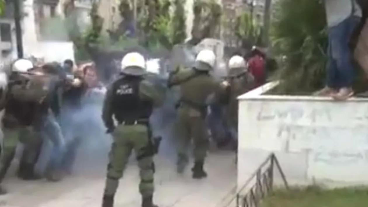 Miting anti-SUA la Atena: Statuia unui fost președinte a fost vandalizată (VIDEO, FOTO)