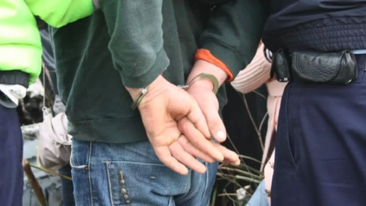 Argeș: Patru bărbați, reținuți într-un dosar privind furturi din locuinţe şi din sedii de firme