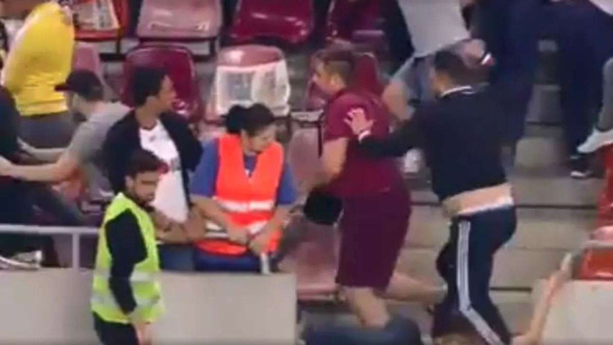 Respect nebun pentru el. Un suporter stelist i-a cucerit pe ultraşii Europei după ce a alergat prin mijlocul galeriei rapidiste, împărţind pumni în stânga şi în dreapta (VIDEO)