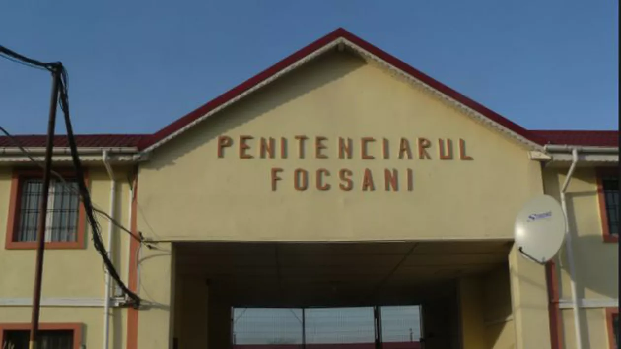 Ancheta la Penitenciarul Focşani: Un deţinut a stat 15 ore pe acoperiş pentru a protesta