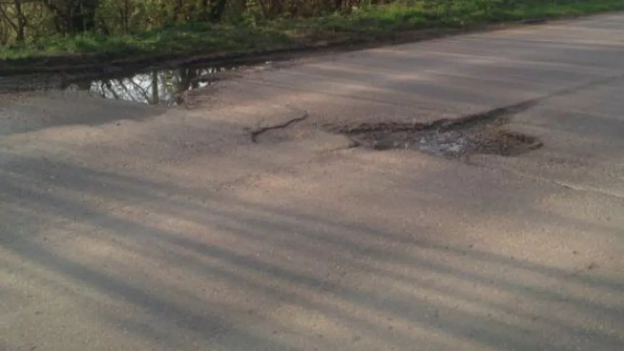 ”Drumul groazei”, asfaltat cu pământ (VIDEO)