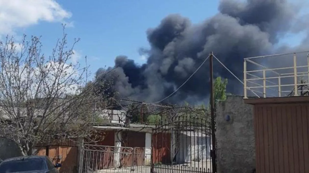 Chișinău: Incendiu de proporții la Telecentru! Nouă autospeciale se luptă cu flăcările (VIDEO, FOTO)