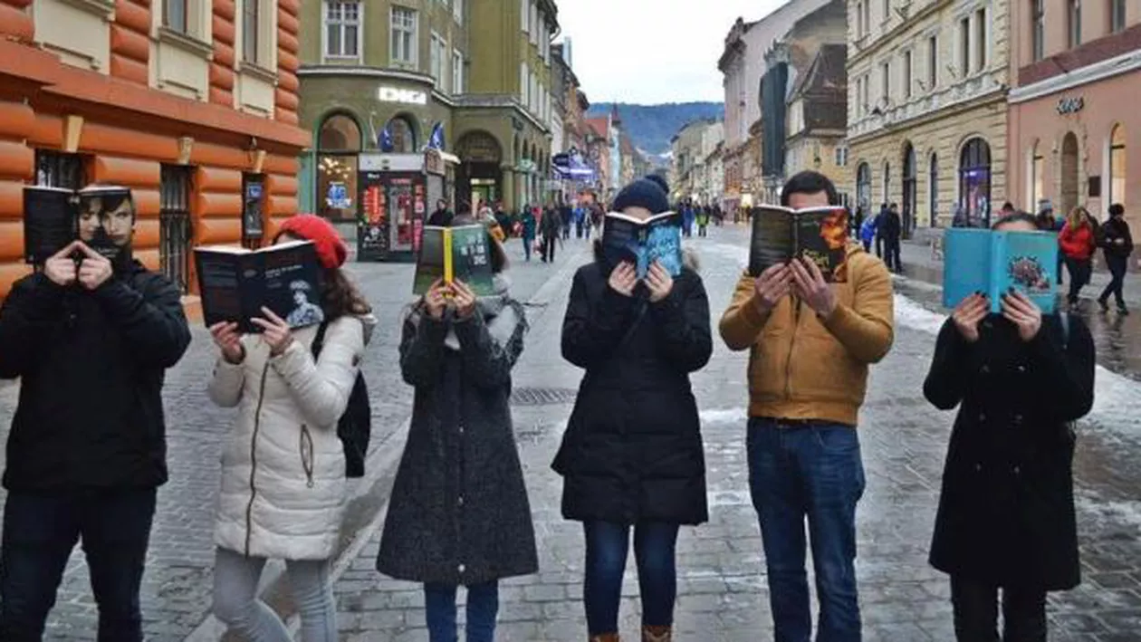 Brașov: Lanţ uman de Cartea Recordurilor. Participanții vor citi câte o frază dintr-un roman