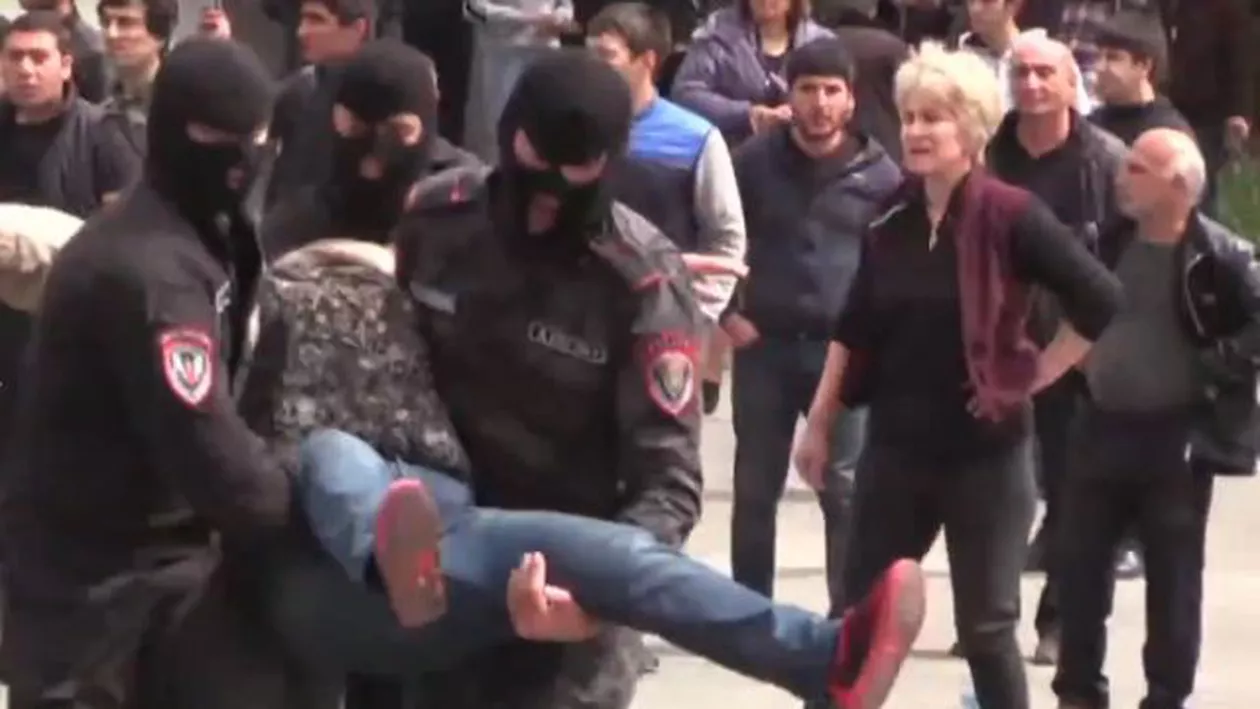 Armenia: A zecea zi de proteste la Erevan, numeroase persoane fiind reţinute de poliţie în urma unor ciocniri violente. Ce i-a scos în stradă pe armeni (VIDEO)