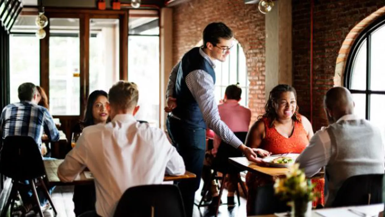 Metoda halucinantă prin care un bărbat de 50 de ani PĂCĂLEA clienţii unor restaurante din Bucureşti cu bancnote de 500 de lei