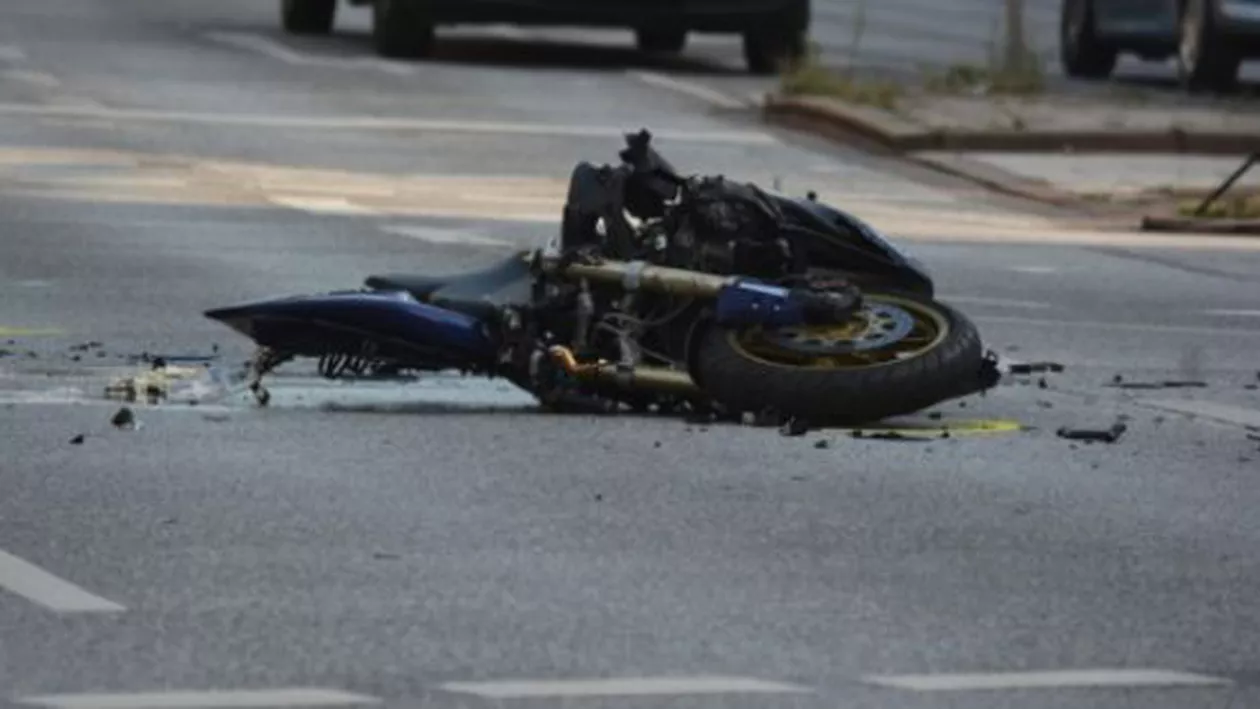 ”S-a zdrobit de asfalt”. Accident GROAZNIC în Timiș. Cine este motociclistul care a fost spulberat pe șosea