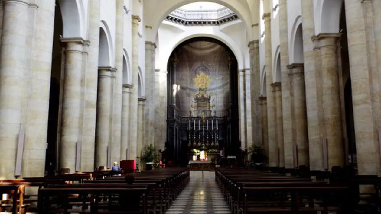 Un român a produs PANICĂ la Domul din Torino! S-a urcat pe ALTAR ţipând! Ce a urmat e HALUCINANT