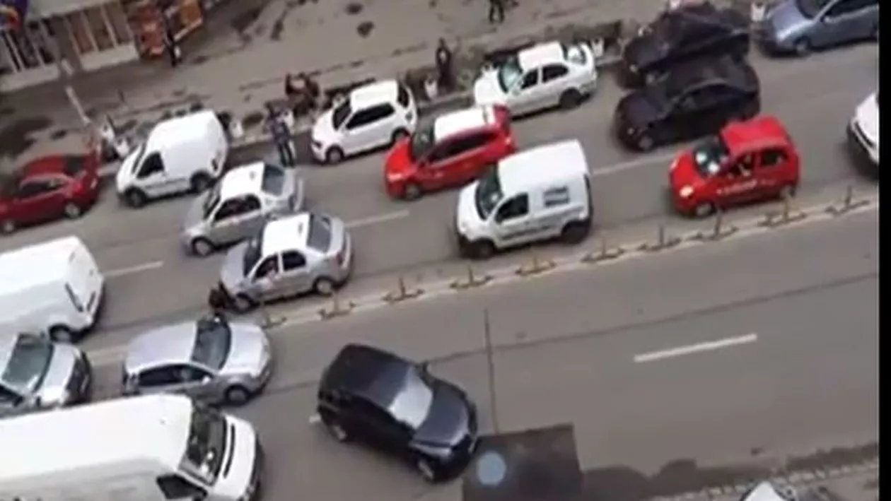 Imagini incredibile din Cluj: O maşină care a fost lăsată fără frâna trasă a provocat haos (VIDEO)