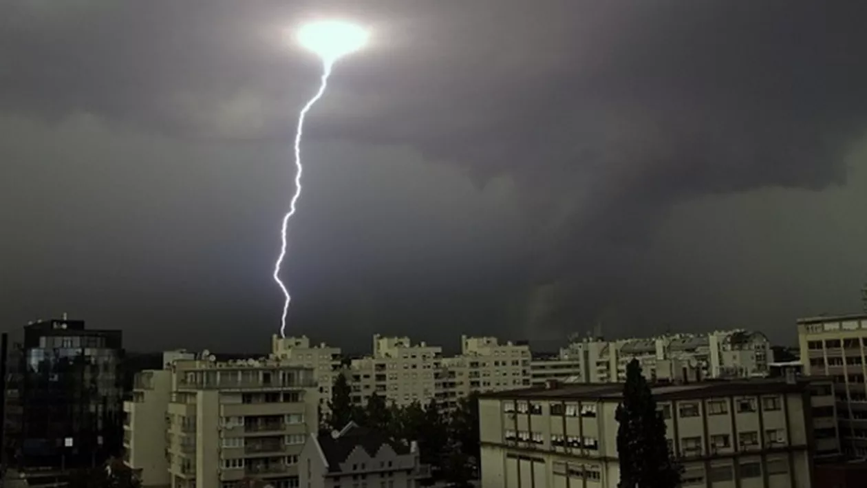 ALERTĂ! COD de FURTUNI VIOLENTE în București! Meteorologii anunță FENOMENE EXTREME (VIDEO)