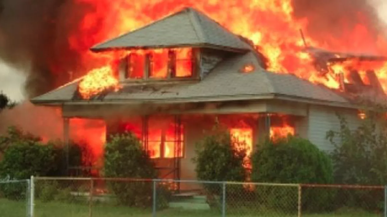 Bacău: Un tânăr a dat foc casei părinteşti şi a fugit. Au ars şi casele a trei vecini