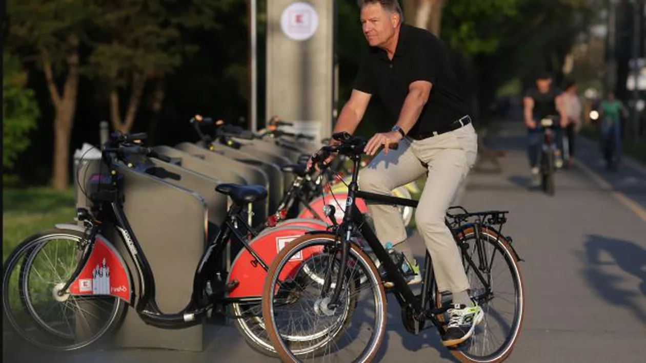 Cât costă bicicleta cu care se plimbă Klaus Iohannis