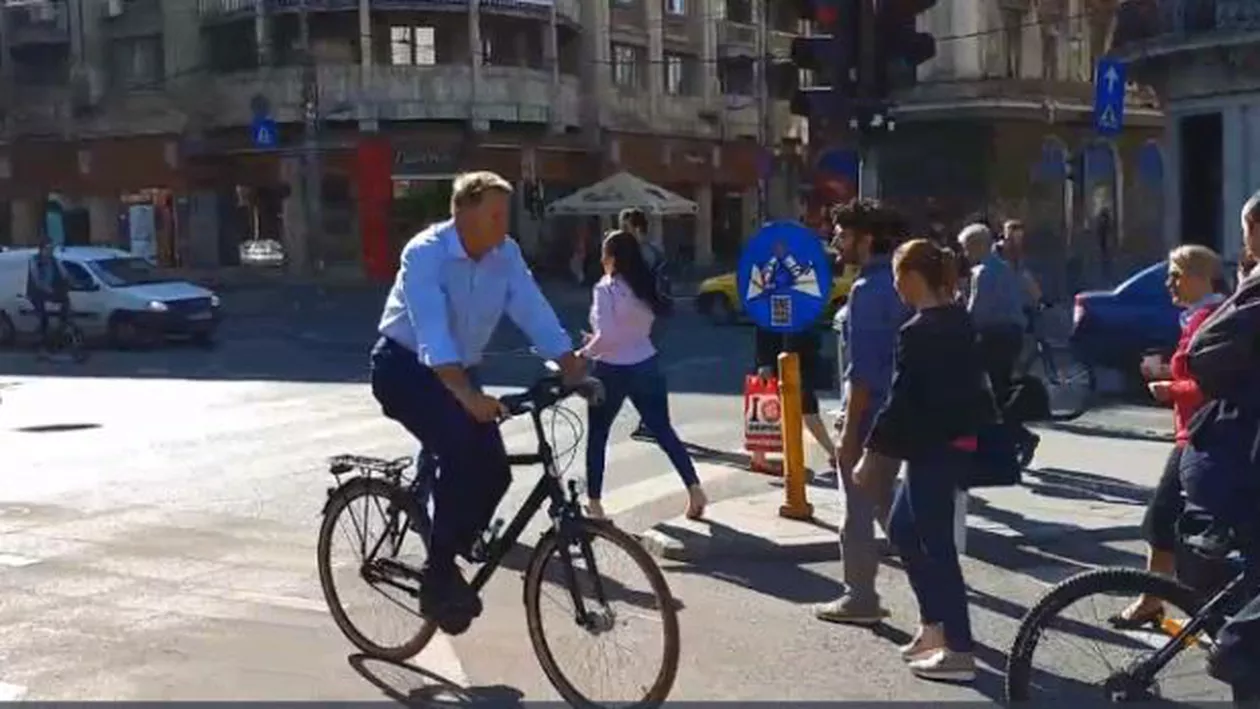 Klaus Iohannis, din nou pe bicicletă. Unde a fost surprins șeful statului (VIDEO)