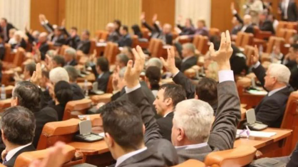 Închisoare doar în WEEKEND sau la DOMICILIU pentru corupți. Legea a fost adoptată în Camera Deputaţilor