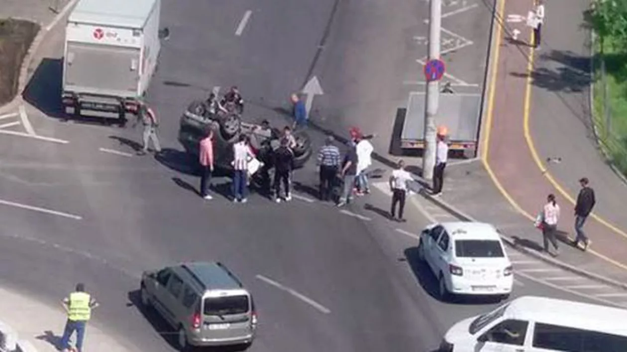 Soția unui POLIȚIST, BEATĂ CRIȚĂ, s-a răsturnat cu mașina într-o intersecție din Galați. RECORD de acoolemie în aerul expirat (VIDEO)