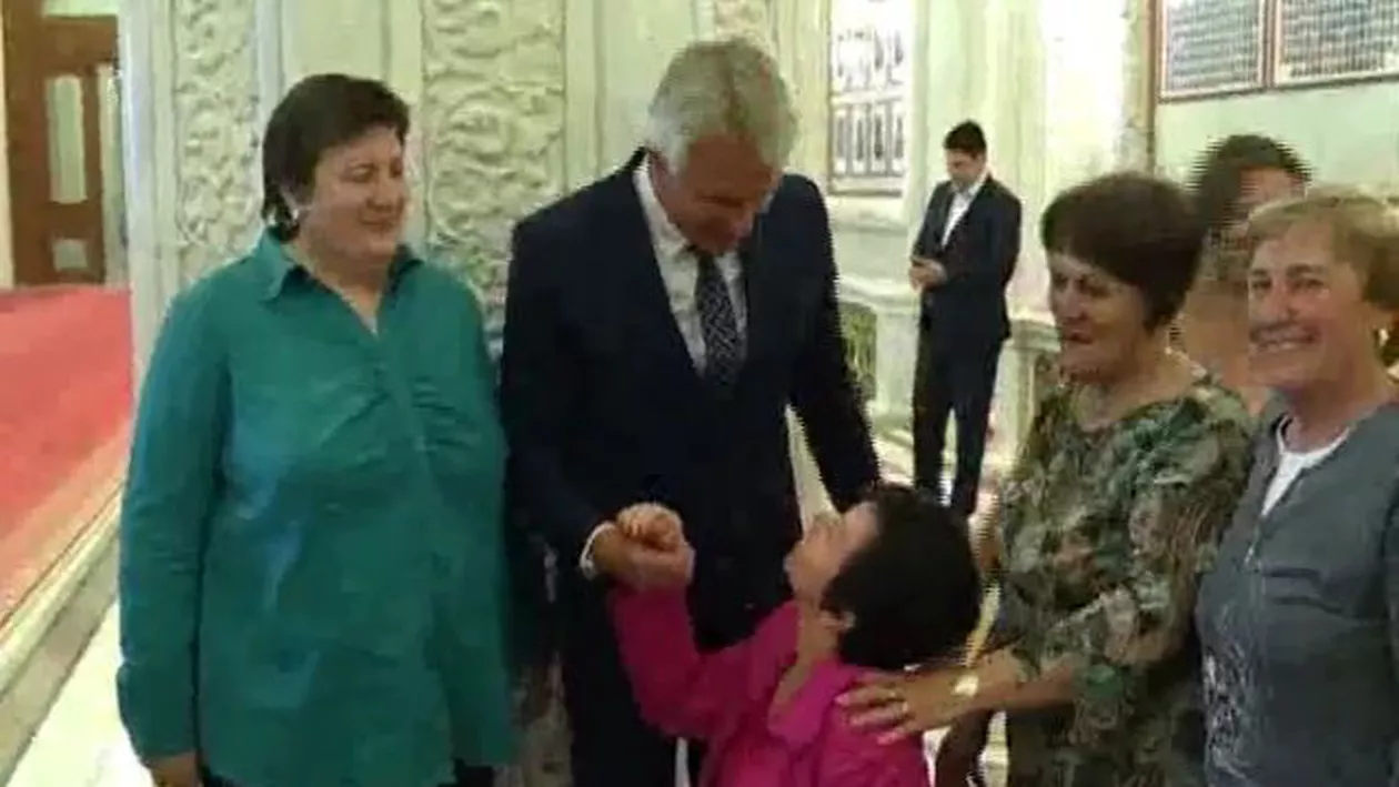 IMAGINILE ZILEI! Teodorovici, asaltat de fane în Parlament! O femeie a ÎNGENUNCHIAT în fața ministrului Casanova doar ca să facă o poză cu el (VIDEO)