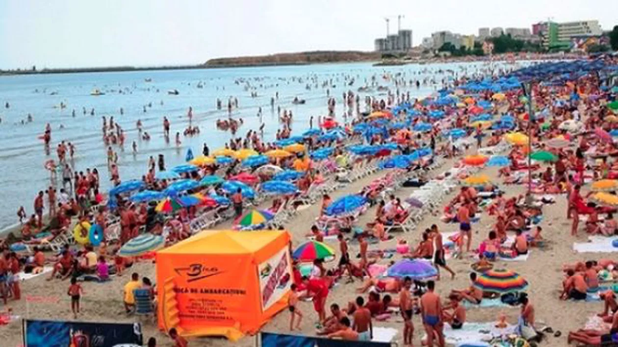 PREMIERĂ în România: Turiştii care aruncă gunoi pe plajă, reclamaţi pe WhatsApp