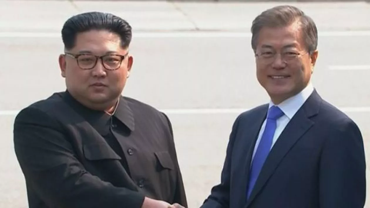 Moment ISTORIC: Kim Jong-un a trecut pe jos granița dintre cele două Corei (FOTO)
