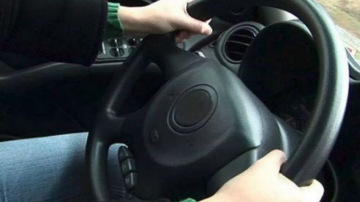 Hunedoara: Adolescent urmărit de poliție după ce a furat o mașină și a plecat cu ea la o spargere