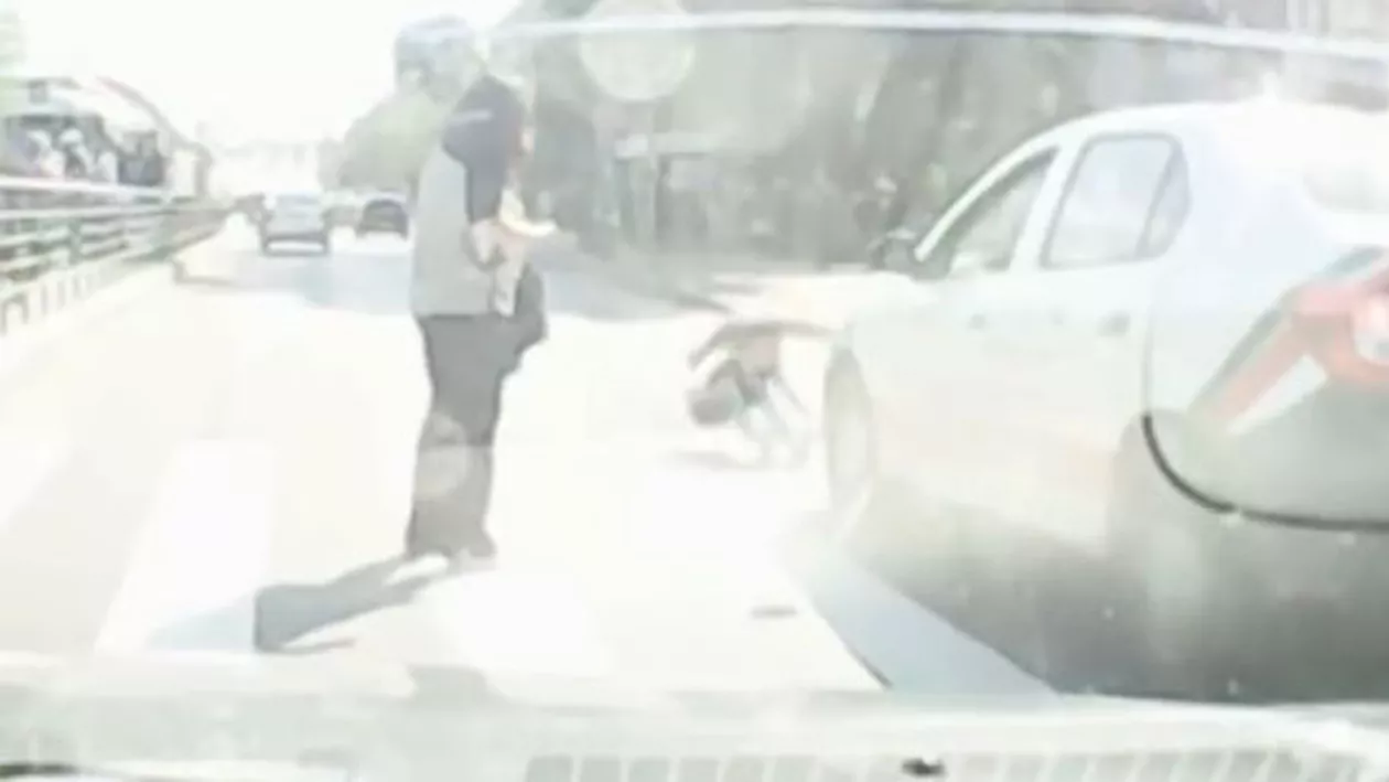 Iași: Un șofer a fost filmat cum loveşte o fetiţă pe trecerea de pietoni şi apoi pleacă. Mama copilei cere ajutorul (VIDEO)