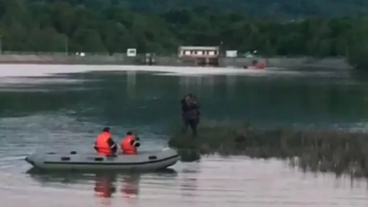 Prahova: Un adolescent este căutat de pompieri, după ce ar fi căzut în apele unui baraj